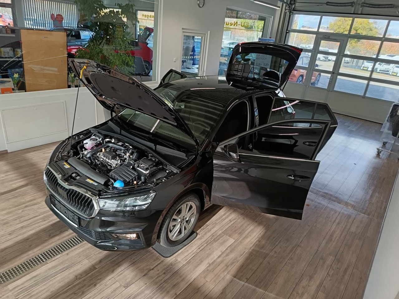 Skoda Fabia 130 Jahre 1,0TSI DSG*AHK-VORBER.*LED*R-KAM - Berline: photos 2 Skoda Fabia 130 Jahre 1,0TSI DSG*AHK-VORBER.*LED*R-KAM - Berline: photos 2