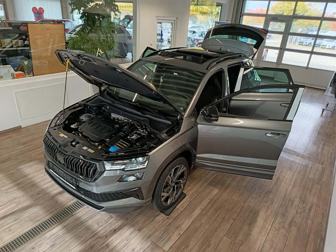 Skoda Karoq Sportline 2,0 TDI 4x4*AHK*PSD*STD.HZG*DCC* - SUV: photos 2 Skoda Karoq Sportline 2,0 TDI 4x4*AHK*PSD*STD.HZG*DCC* - SUV: photos 2