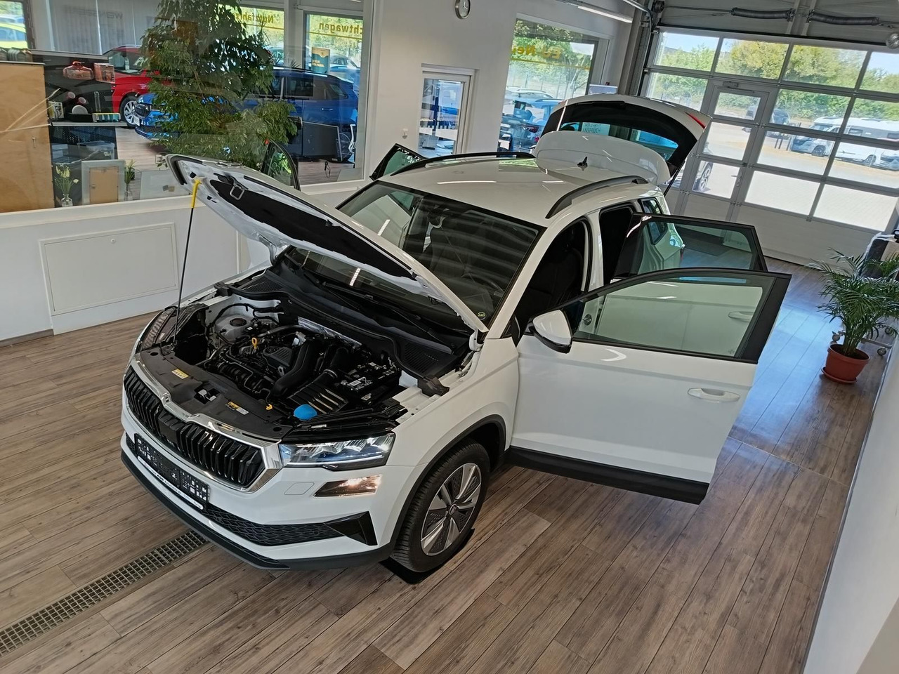 Skoda Karoq Style 1,5TSI DSG*AHK-VORBER*NAVI*LED*R-KAM - SUV: photos 2 Skoda Karoq Style 1,5TSI DSG*AHK-VORBER*NAVI*LED*R-KAM - SUV: photos 2