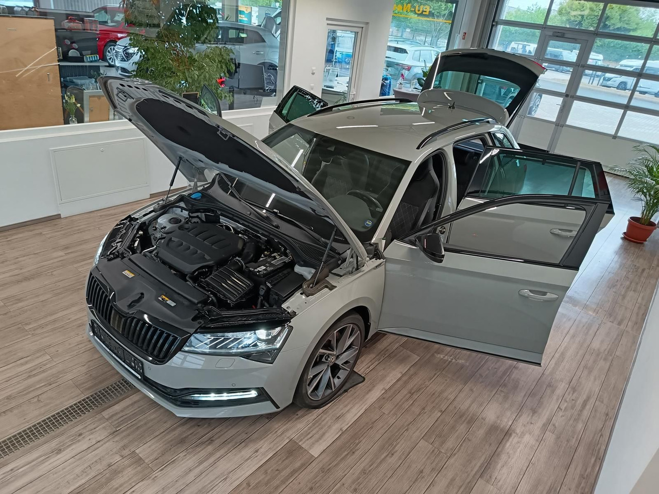 Skoda Superb Combi Sportline 2.0TSI DSG4x4*AHK*DCC*ACC - Voiture break: photos 2 Skoda Superb Combi Sportline 2.0TSI DSG4x4*AHK*DCC*ACC - Voiture break: photos 2