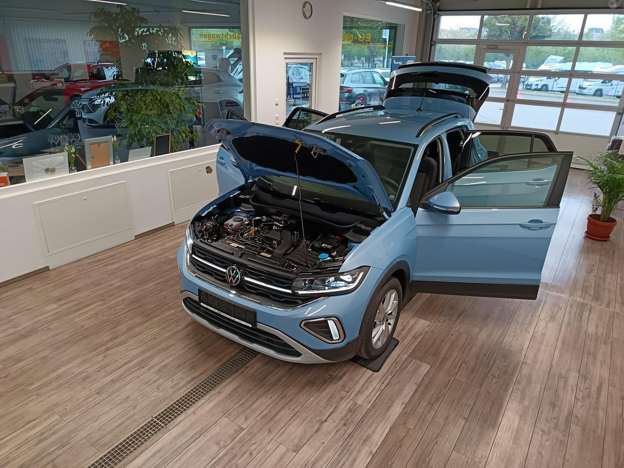 Volkswagen T-Cross Life 1.5 TSI DSG*AHK*MATRIX LED*ACC*SHZ* - SUV: photos 2 Volkswagen T-Cross Life 1.5 TSI DSG*AHK*MATRIX LED*ACC*SHZ* - SUV: photos 2