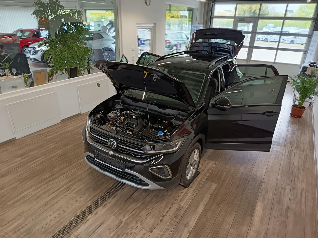 Volkswagen T-Cross Life 1.5 TSI DSG*AHK*MATRIX LED*ACC*SHZ* - SUV: photos 2 Volkswagen T-Cross Life 1.5 TSI DSG*AHK*MATRIX LED*ACC*SHZ* - SUV: photos 2