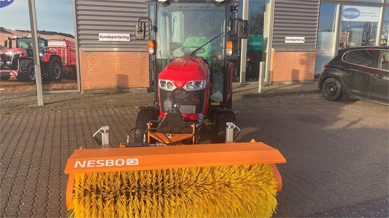 Massey Ferguson 1740 HC Frontlift/pto og 150 cm fejemaskine - Tracteur communal: photos 2 Massey Ferguson 1740 HC Frontlift/pto og 150 cm fejemaskine - Tracteur communal: photos 2