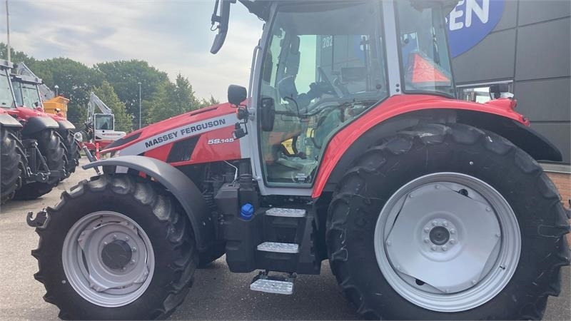 Massey Ferguson 5S.145 Exclusive Dyna-6 Exclusive  - Tracteur agricole: photos 5 Massey Ferguson 5S.145 Exclusive Dyna-6 Exclusive  - Tracteur agricole: photos 5