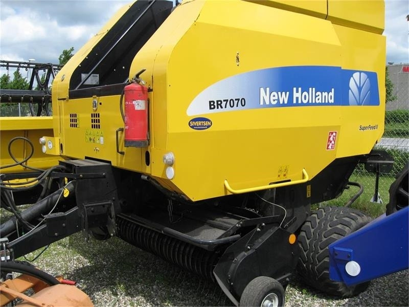 New Holland BR7070 med SUPER FEED - Presse à balles rondes: photos 1 New Holland BR7070 med SUPER FEED - Presse à balles rondes: photos 1