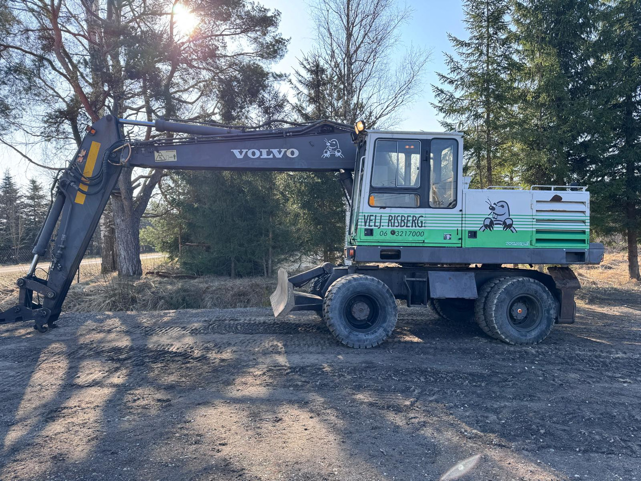 VOLVO EW200 - Pelle sur pneus: photos 2 VOLVO EW200 - Pelle sur pneus: photos 2