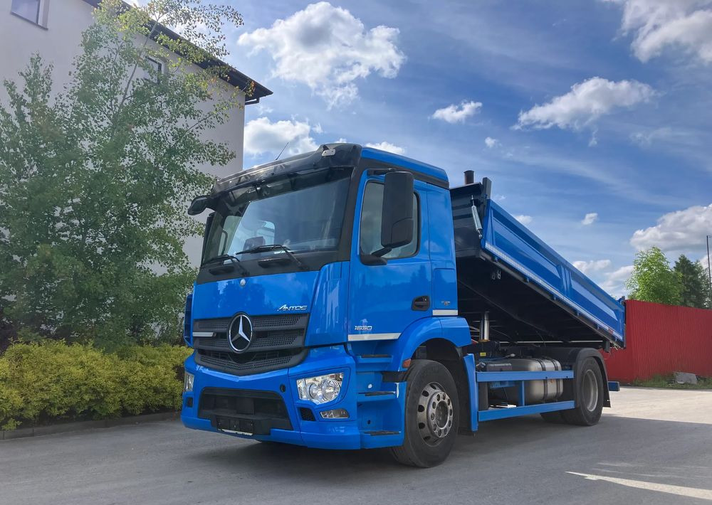 Mercedes-Benz ANTOS 1830 solidny kiper wywrotka blokada mostu - Camion benne: photos 1 Mercedes-Benz ANTOS 1830 solidny kiper wywrotka blokada mostu - Camion benne: photos 1