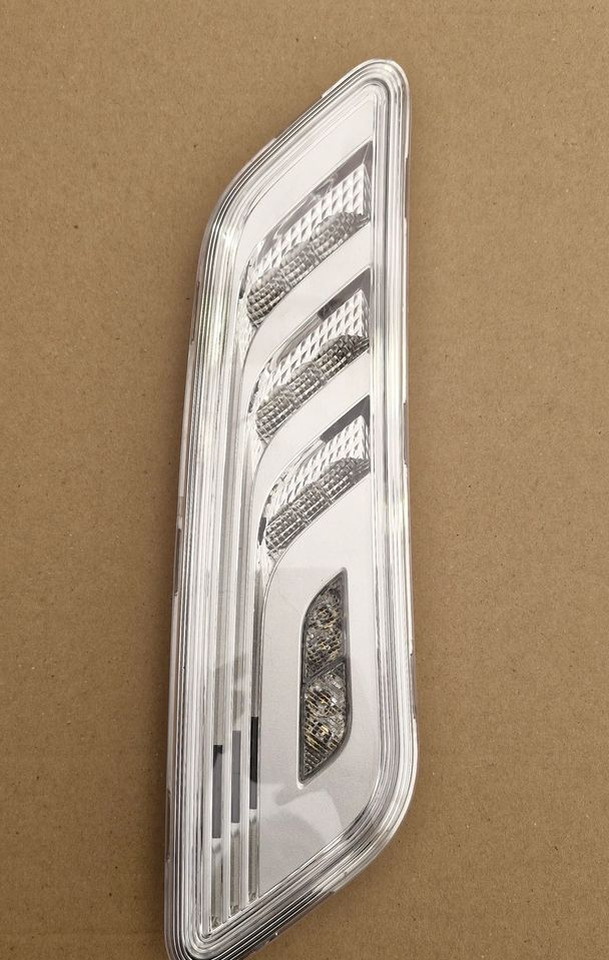 DAF XG XF LAMPKA OŚWIETLENIE KABINY 2313448 - Cabine et intérieur pour Camion: photos 1 DAF XG XF LAMPKA OŚWIETLENIE KABINY 2313448 - Cabine et intérieur pour Camion: photos 1