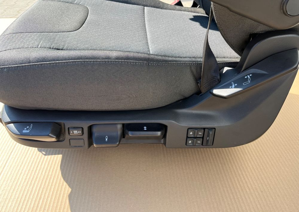 NOWY Fotel kierowcy MAN TG3 TGX nowy model siedzenie lewe - Cabine et intérieur pour Camion: photos 4 NOWY Fotel kierowcy MAN TG3 TGX nowy model siedzenie lewe - Cabine et intérieur pour Camion: photos 4