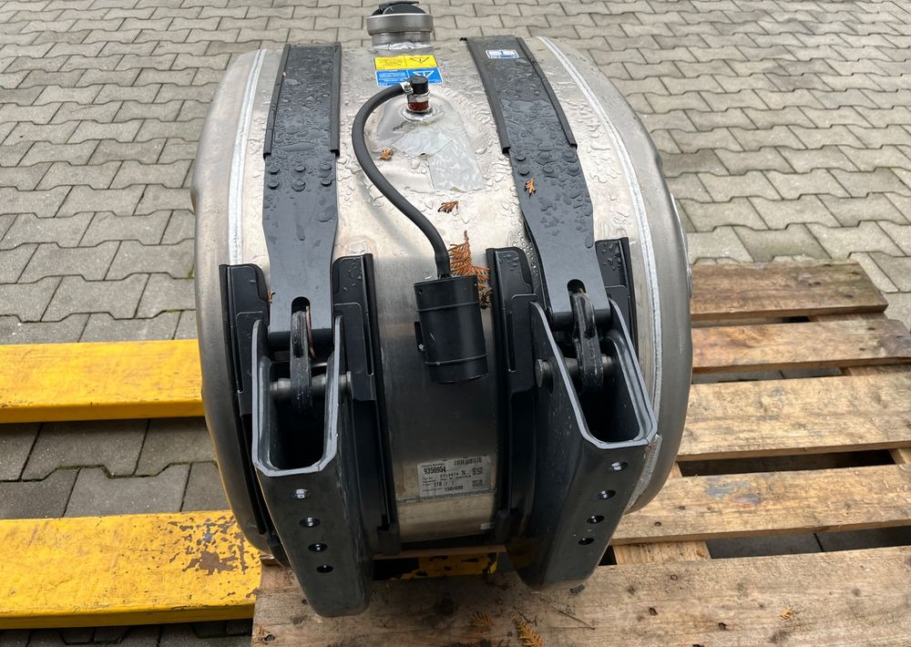 Zbiornik paliwa Scania R S 165 L kompletny 2600650 bak NGS NGR - Réservoir de carburant pour Camion: photos 4 Zbiornik paliwa Scania R S 165 L kompletny 2600650 bak NGS NGR - Réservoir de carburant pour Camion: photos 4