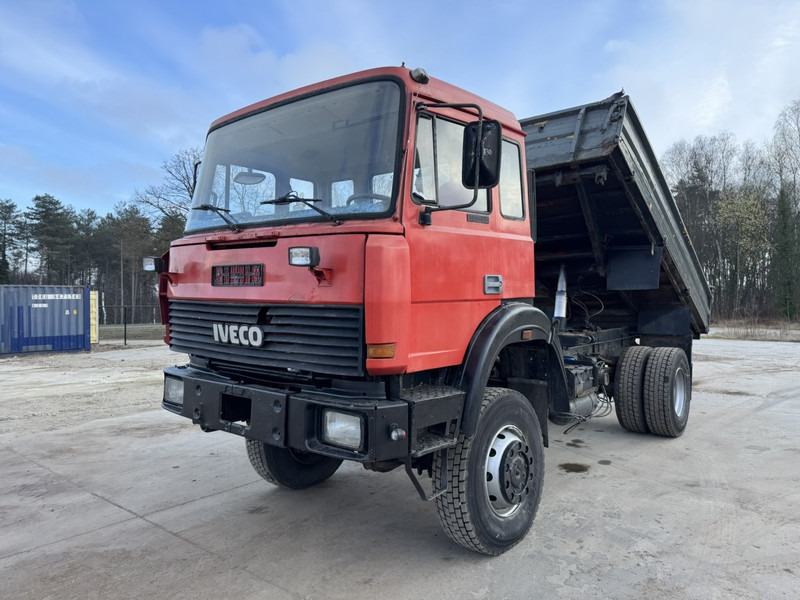 Iveco Magirus 180-23 (GRAND PONT / 4X4 / LAMES / POMPE MANUELLE) - Camion benne: photos 1 Iveco Magirus 180-23 (GRAND PONT / 4X4 / LAMES / POMPE MANUELLE) - Camion benne: photos 1