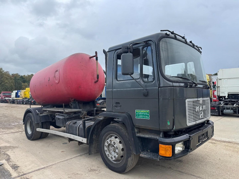 MAN 18.232 (8000 L / 6 CYLINDER WITH MANUAL PUMP / STEEL SUSPENSION) - Camion hydrocureur: photos 3 MAN 18.232 (8000 L / 6 CYLINDER WITH MANUAL PUMP / STEEL SUSPENSION) - Camion hydrocureur: photos 3