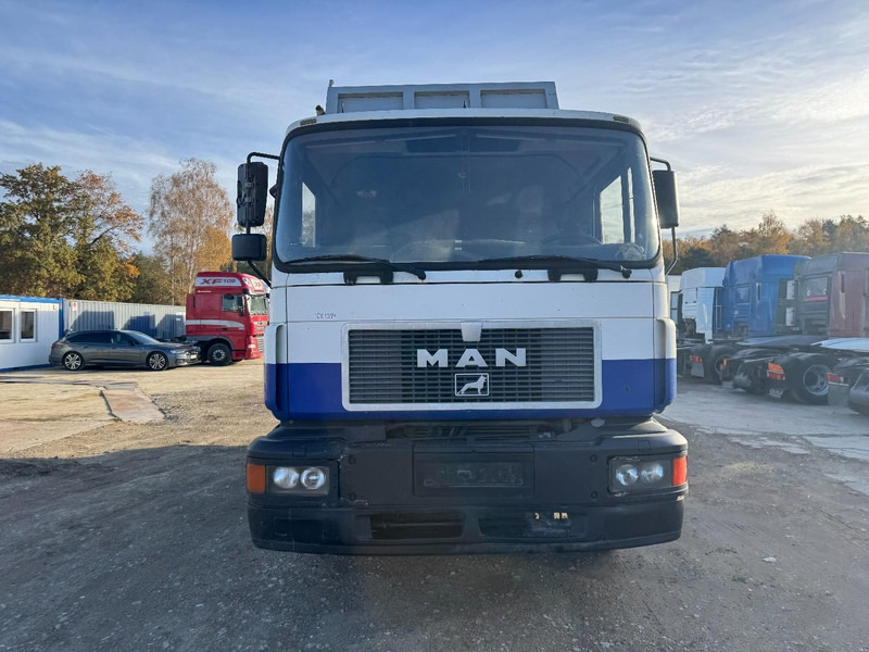MAN 22.403 (MANUAL GEARBOX / 6 CYLINDER / 8 TIRES / 6X2) - Camion benne: photos 2 MAN 22.403 (MANUAL GEARBOX / 6 CYLINDER / 8 TIRES / 6X2) - Camion benne: photos 2