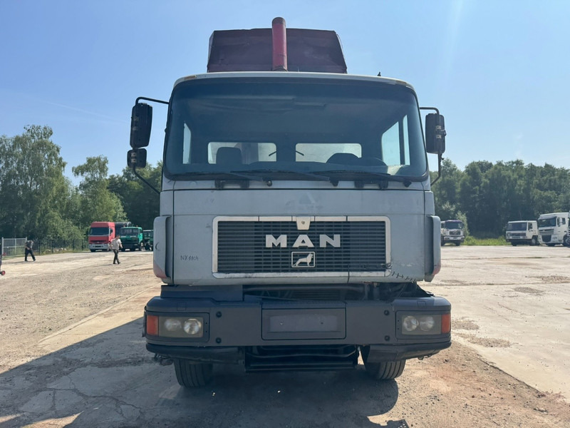 MAN 32.343 (BIG AXLE / STEEL SUSPENSION / MANUAL GEARBOX / 12 TIRES / EURO 2) - Camion benne: photos 2 MAN 32.343 (BIG AXLE / STEEL SUSPENSION / MANUAL GEARBOX / 12 TIRES / EURO 2) - Camion benne: photos 2