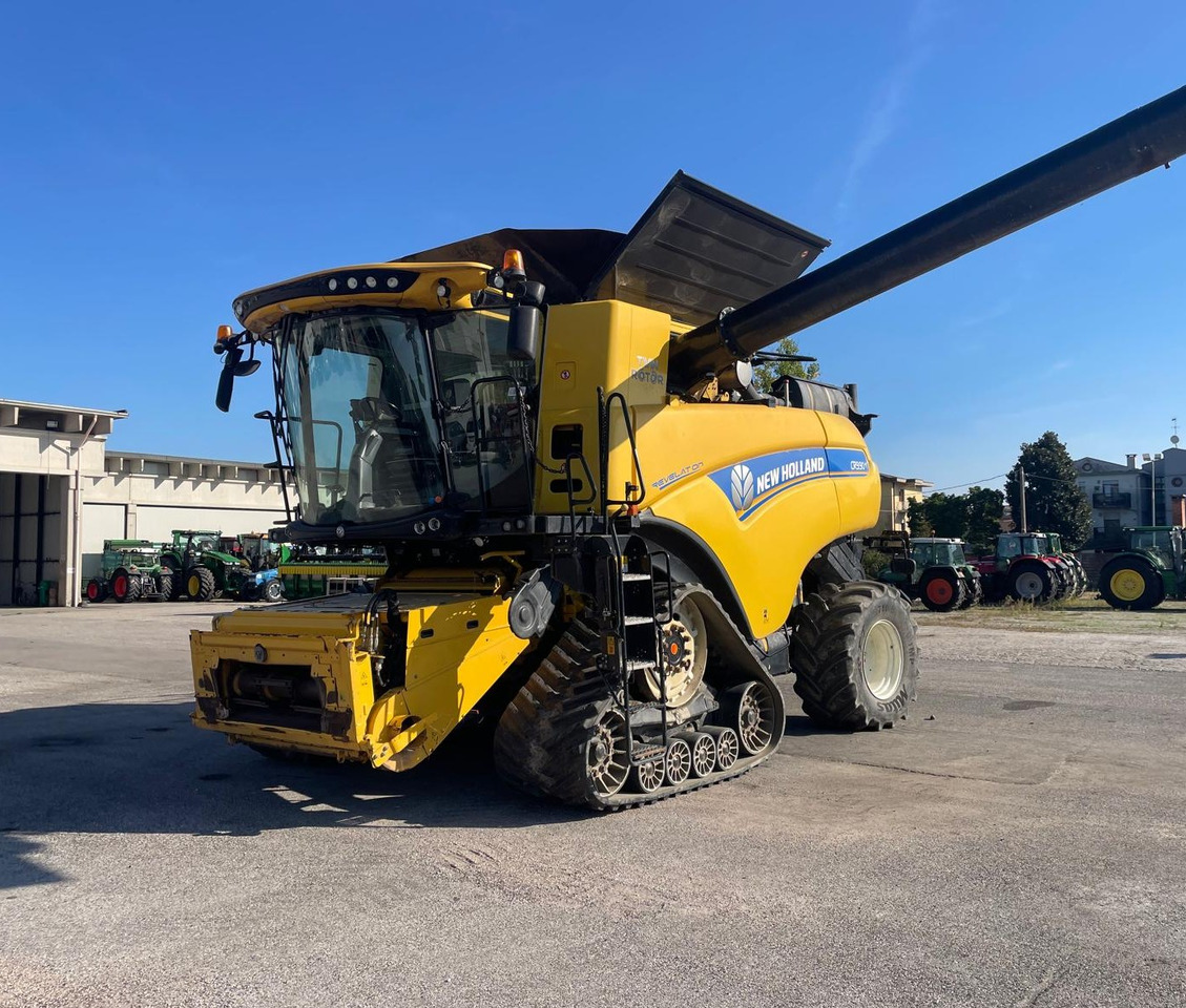 NEW HOLLAND MIETITREBBIA CR 9.90 - Moissonneuse-batteuse: photos 1 NEW HOLLAND MIETITREBBIA CR 9.90 - Moissonneuse-batteuse: photos 1