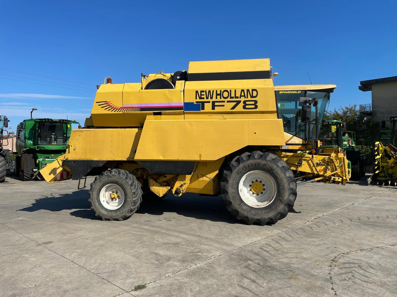 NEW HOLLAND MIETITREBBIA TF 78 - Moissonneuse-batteuse: photos 5 NEW HOLLAND MIETITREBBIA TF 78 - Moissonneuse-batteuse: photos 5