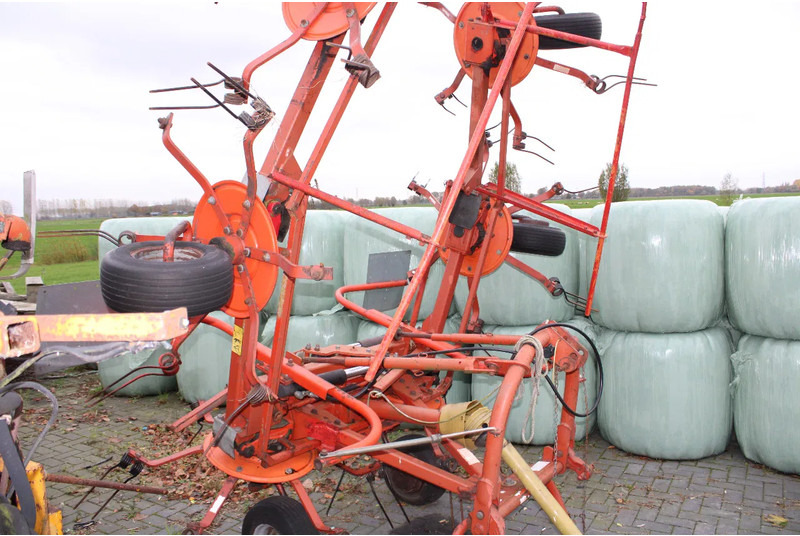 Fella 680 en diverse machines - Faneuse: photos 2 Fella 680 en diverse machines - Faneuse: photos 2