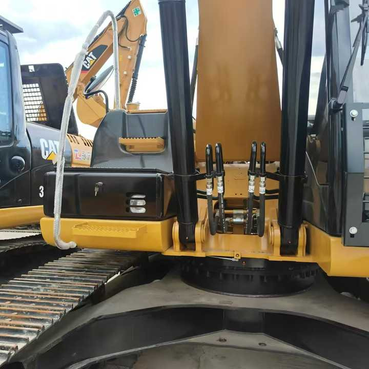 CAT second-hand 323D excavator sold at low price and in very good condition Japanese original hydraulic crawler excavator - Pelle: photos 5 CAT second-hand 323D excavator sold at low price and in very good condition Japanese original hydraulic crawler excavator - Pelle: photos 5