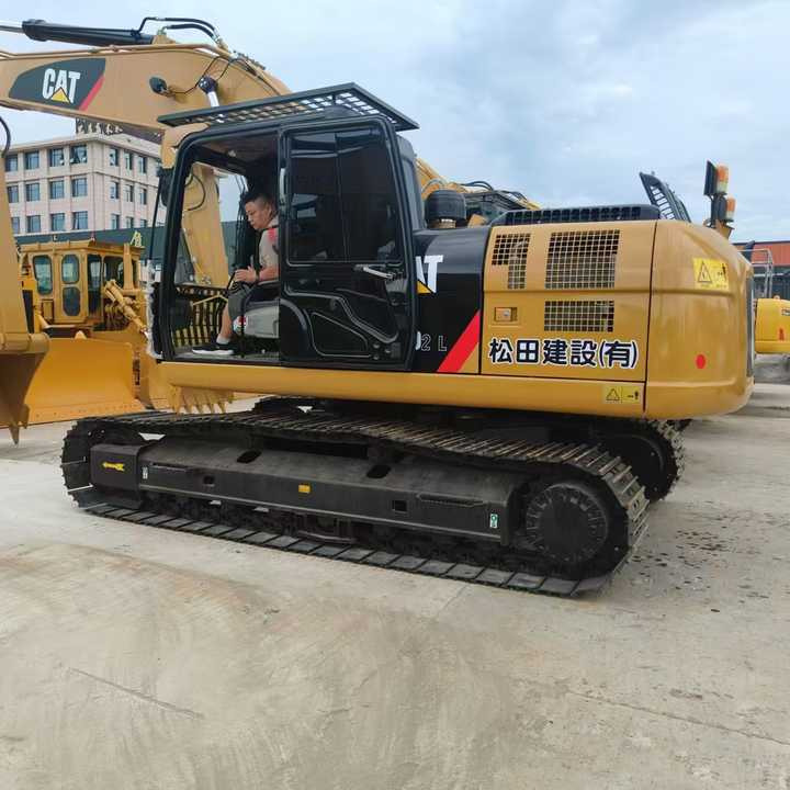 CAT second-hand 323D excavator sold at low price and in very good condition Japanese original hydraulic crawler excavator - Pelle: photos 2 CAT second-hand 323D excavator sold at low price and in very good condition Japanese original hydraulic crawler excavator - Pelle: photos 2