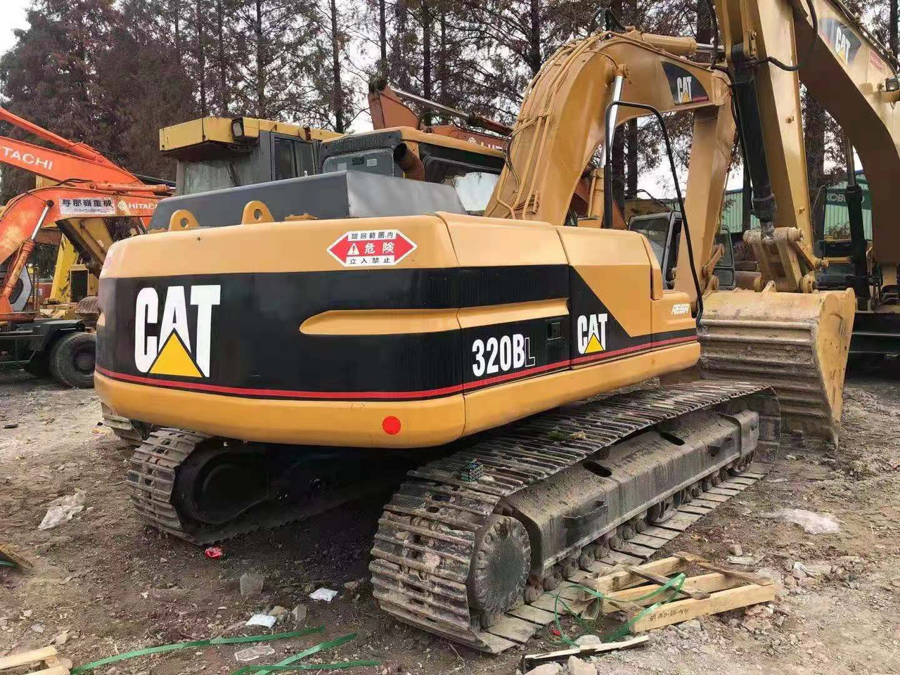 CATERPILLAR Used CAT 320b Excavator - Pelle sur chenille: photos 2 CATERPILLAR Used CAT 320b Excavator - Pelle sur chenille: photos 2