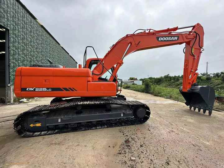 Used Excavator Doosan DX225LC-9 Excavators Mini Equipment Earth Moving Machinery Doosan Digger Excavator for Sale - Pelle: photos 4 Used Excavator Doosan DX225LC-9 Excavators Mini Equipment Earth Moving Machinery Doosan Digger Excavator for Sale - Pelle: photos 4