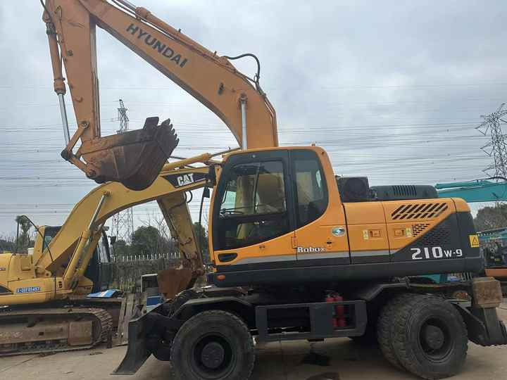 Used Hyundai Korea Hydraulic Excavator Hyundai 210-9 Excavator Excellent Condition 21 Ton Used Excavator for Sale - Pelle: photos 3 Used Hyundai Korea Hydraulic Excavator Hyundai 210-9 Excavator Excellent Condition 21 Ton Used Excavator for Sale - Pelle: photos 3
