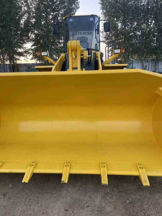 Used Komatsu WA380-3 Front Loader in Very Good Condition Strong Power komatsu 380 Wheel Loader Low Price Hot Sale - Chargeuse sur pneus: photos 3 Used Komatsu WA380-3 Front Loader in Very Good Condition Strong Power komatsu 380 Wheel Loader Low Price Hot Sale - Chargeuse sur pneus: photos 3