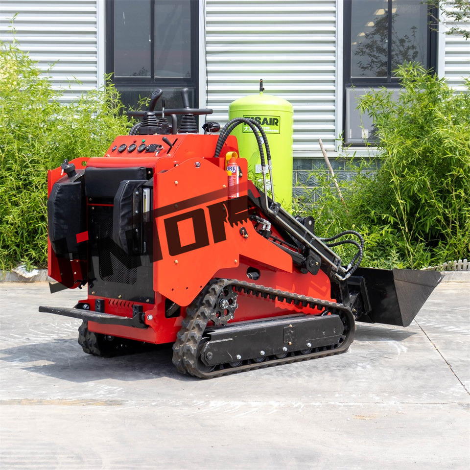 Powerful skid steer loader with different attachments - Chargeuse compacte sur chenilles: photos 3 Powerful skid steer loader with different attachments - Chargeuse compacte sur chenilles: photos 3