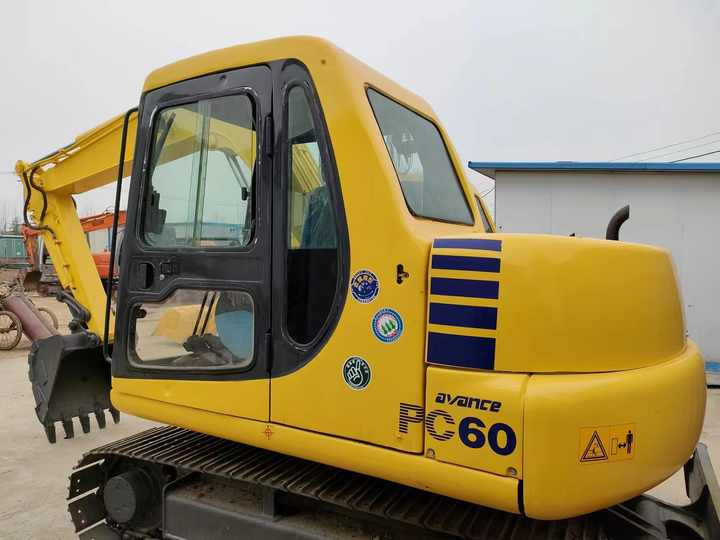 Cheap Used Komatsu PC60-7 Crawler Excavator with High Efficiency Used Heavy Machinery Komatsu P60-7 Digger Cheap for Sale - Pelle sur chenille: photos 2 Cheap Used Komatsu PC60-7 Crawler Excavator with High Efficiency Used Heavy Machinery Komatsu P60-7 Digger Cheap for Sale - Pelle sur chenille: photos 2