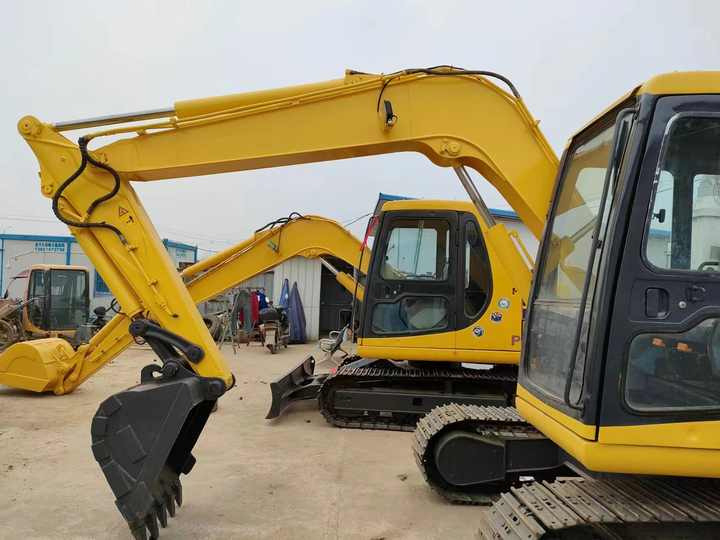 Cheap Used Komatsu PC60-7 Crawler Excavator with High Efficiency Used Heavy Machinery Komatsu P60-7 Digger Cheap for Sale - Pelle sur chenille: photos 3 Cheap Used Komatsu PC60-7 Crawler Excavator with High Efficiency Used Heavy Machinery Komatsu P60-7 Digger Cheap for Sale - Pelle sur chenille: photos 3