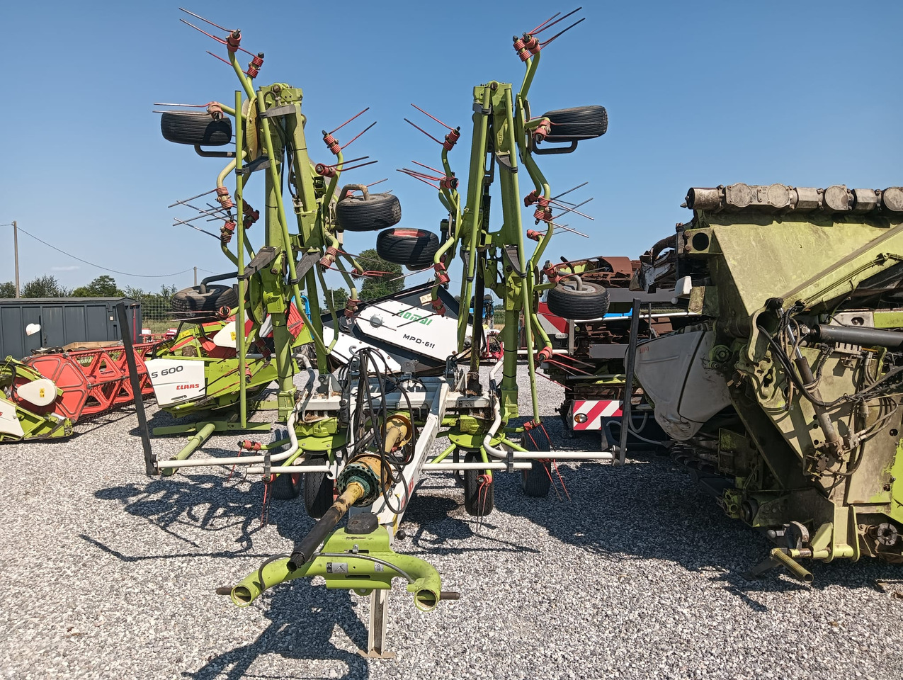 CLAAS VOLTO 900 T - Faneuse: photos 1 CLAAS VOLTO 900 T - Faneuse: photos 1