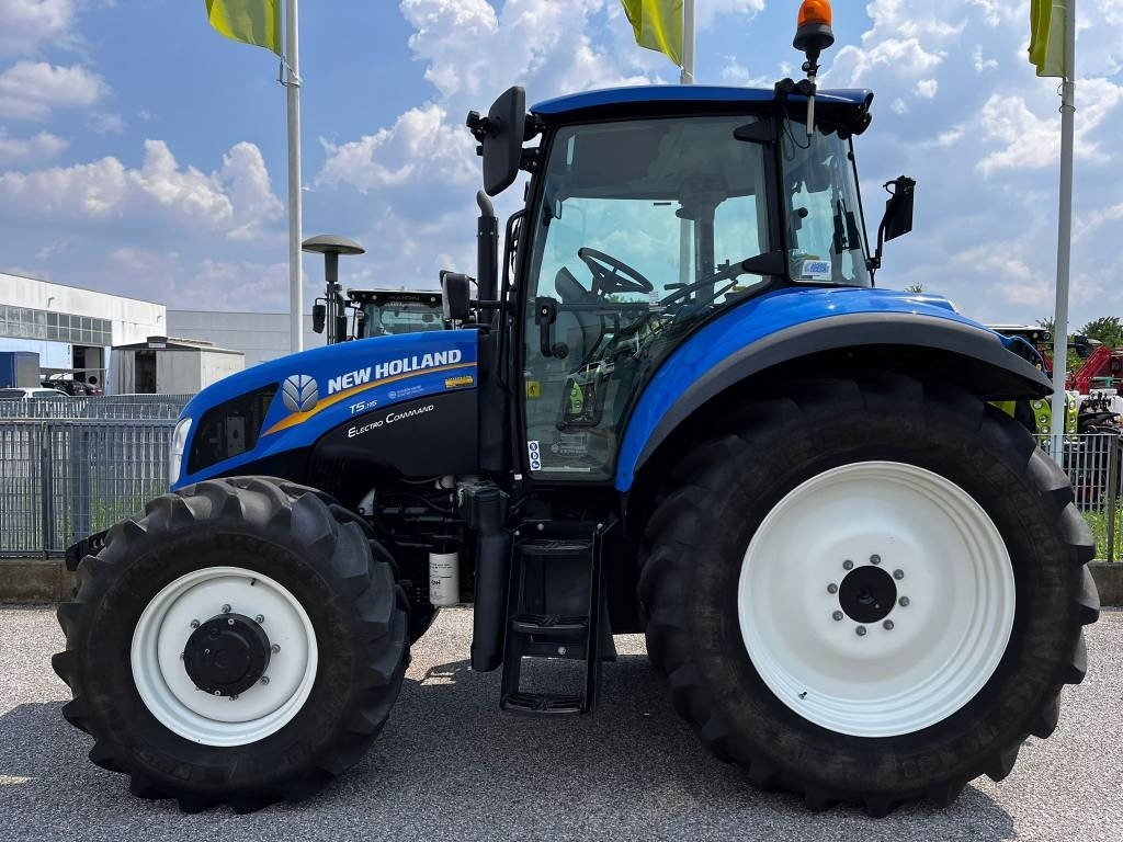 New Holland T 5.115 - Tracteur agricole: photos 2 New Holland T 5.115 - Tracteur agricole: photos 2