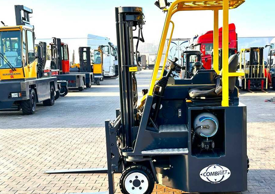 Combilift C3000CB / LPG / TRIPLEX - 4900MM / LPG / FREE LIFT / POSITIONER / FORK SIDE SHIFT / ONLY 7454 MTH / LIKE NEW - Chariot multidirectionnel: photos 3 Combilift C3000CB / LPG / TRIPLEX - 4900MM / LPG / FREE LIFT / POSITIONER / FORK SIDE SHIFT / ONLY 7454 MTH / LIKE NEW - Chariot multidirectionnel: photos 3