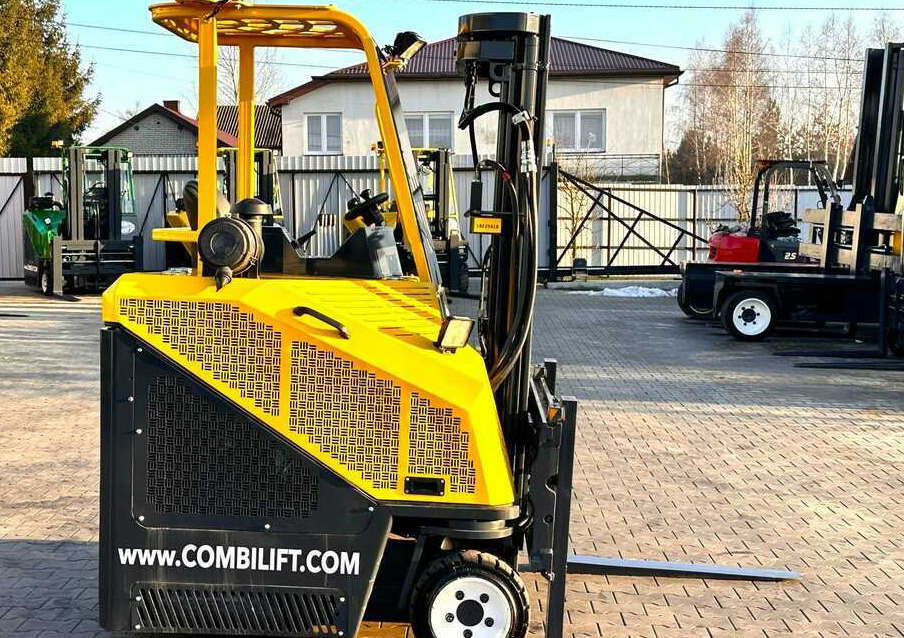 Combilift C3000CB / LPG / TRIPLEX - 4900MM / LPG / FREE LIFT / POSITIONER / FORK SIDE SHIFT / ONLY 7454 MTH / LIKE NEW - Chariot multidirectionnel: photos 5 Combilift C3000CB / LPG / TRIPLEX - 4900MM / LPG / FREE LIFT / POSITIONER / FORK SIDE SHIFT / ONLY 7454 MTH / LIKE NEW - Chariot multidirectionnel: photos 5
