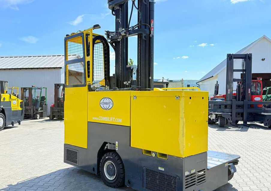 Combilift C4000STE / TRIPLEX / 6850MM / FREE LIFT / ONLY 1,348 HOURS / FORK SIDESHIFT / EXCELLENT CONDITION - Chariot multidirectionnel: photos 5 Combilift C4000STE / TRIPLEX / 6850MM / FREE LIFT / ONLY 1,348 HOURS / FORK SIDESHIFT / EXCELLENT CONDITION - Chariot multidirectionnel: photos 5