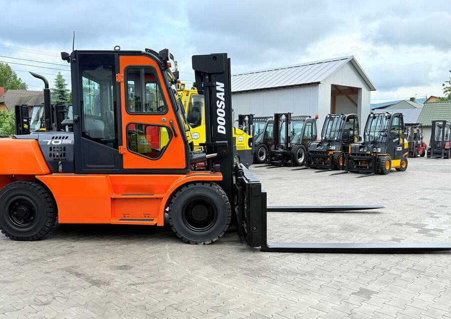 Doosan DOOSAN / DUPLEX 3000MM / SIDE SHIFT / FORK POSITIONER / 2500MM FORKS / 7000KG / CABIN / LIKE NEW - Chariot élévateur diesel: photos 4 Doosan DOOSAN / DUPLEX 3000MM / SIDE SHIFT / FORK POSITIONER / 2500MM FORKS / 7000KG / CABIN / LIKE NEW - Chariot élévateur diesel: photos 4