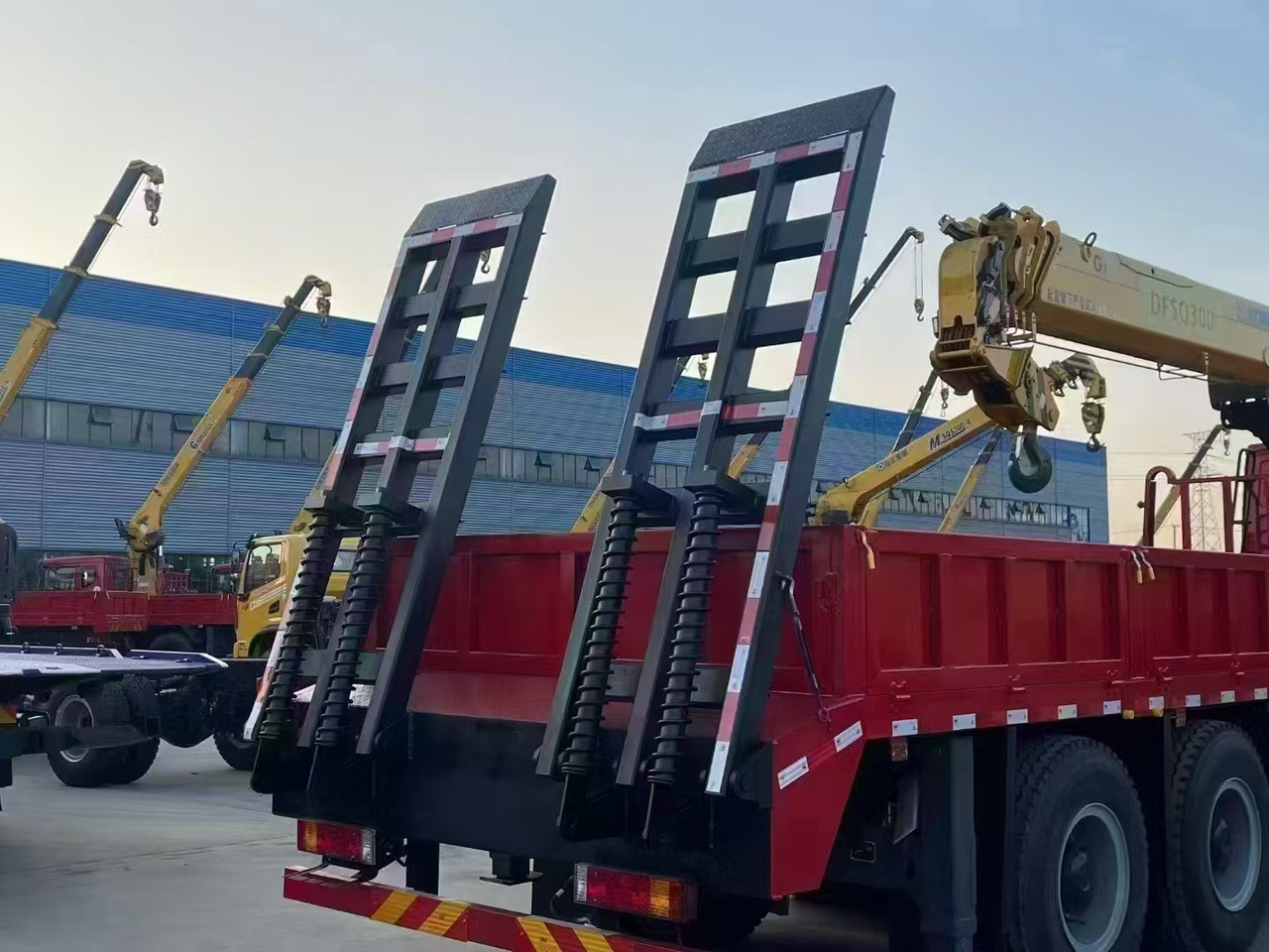 Delong Delong M3000,XCMG DFSQ 300 - Camion grue: photos 1 Delong Delong M3000,XCMG DFSQ 300 - Camion grue: photos 1