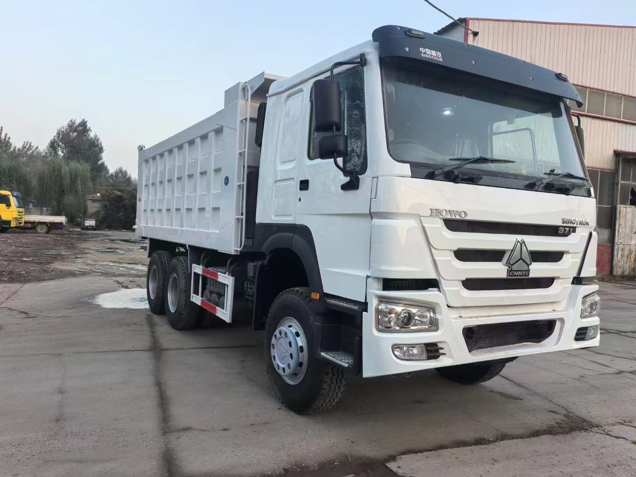 HOWO HOWO 371 SINOTRUK - Camion fourgon: photos 2 HOWO HOWO 371 SINOTRUK - Camion fourgon: photos 2