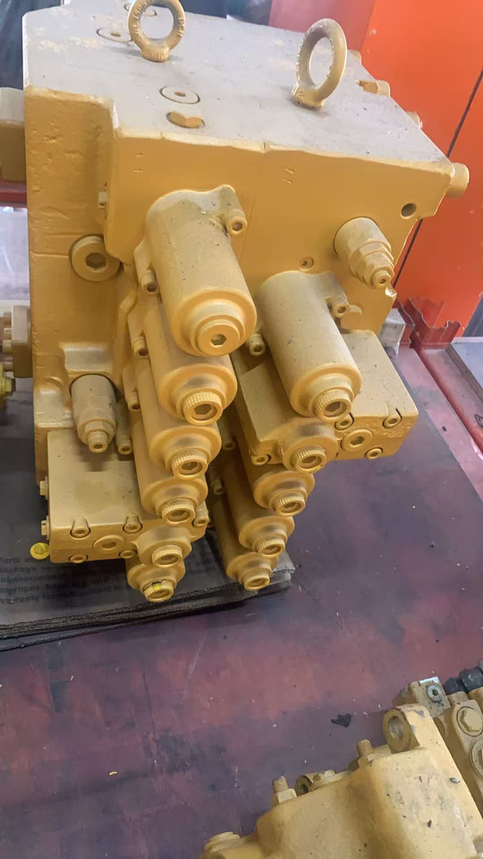 HYUNDAI R210-7 - Valve hydraulique pour Pelle: photos 5 HYUNDAI R210-7 - Valve hydraulique pour Pelle: photos 5