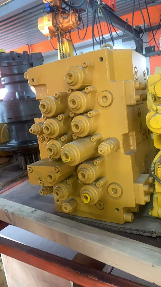 HYUNDAI R210-7 - Valve hydraulique pour Pelle: photos 1 HYUNDAI R210-7 - Valve hydraulique pour Pelle: photos 1