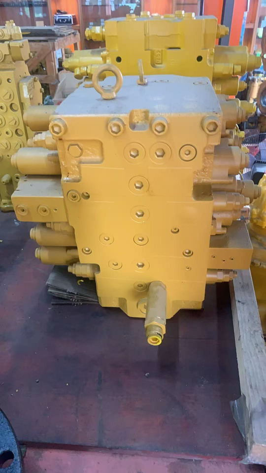 HYUNDAI R210-7 - Valve hydraulique pour Pelle: photos 1 HYUNDAI R210-7 - Valve hydraulique pour Pelle: photos 1