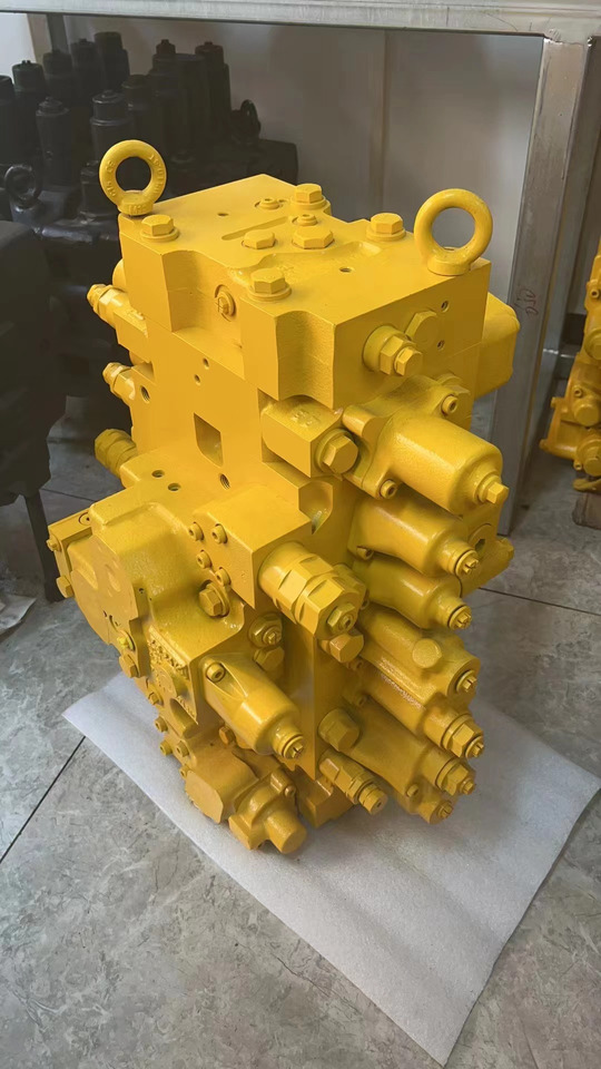 KOMATSU 723-48-26701 - Valve hydraulique pour Pelle: photos 3 KOMATSU 723-48-26701 - Valve hydraulique pour Pelle: photos 3