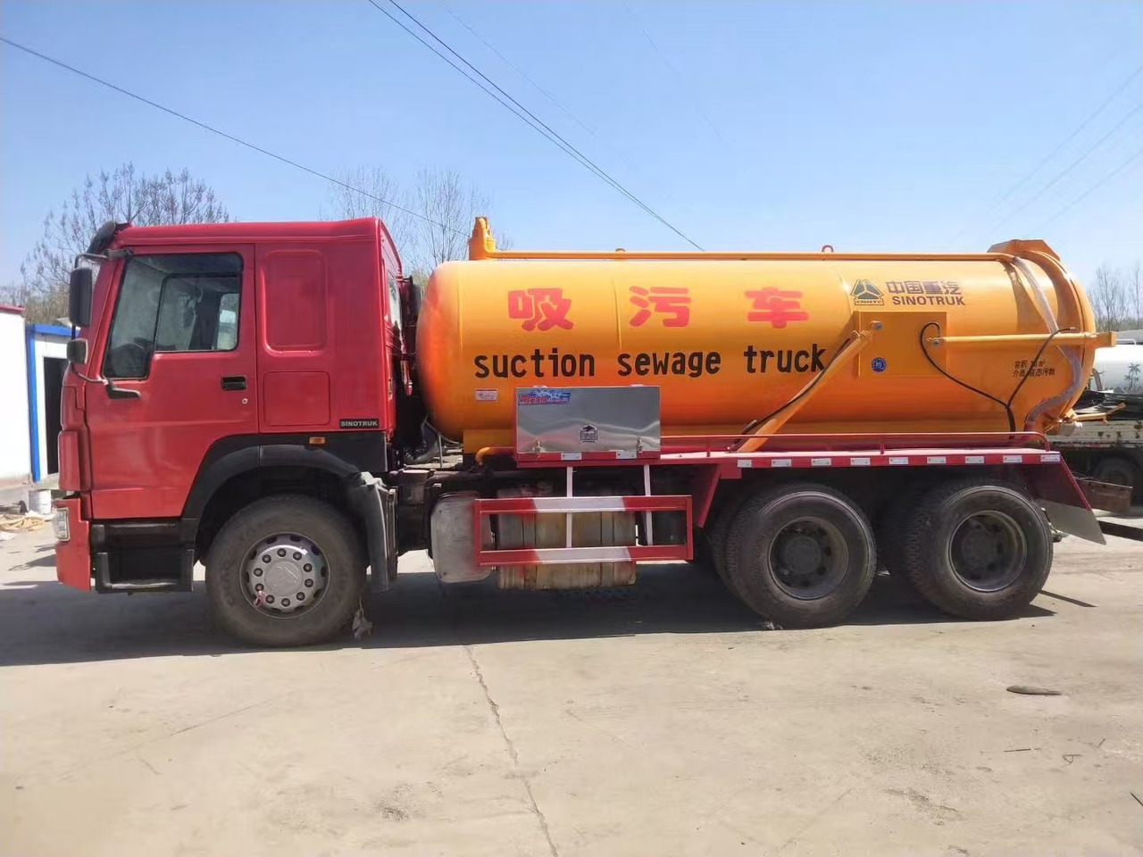 SINOTRUK SINOTRUK 336 suction sewage truck - Camion porte-conteneur/ Caisse mobile: photos 2 SINOTRUK SINOTRUK 336 suction sewage truck - Camion porte-conteneur/ Caisse mobile: photos 2