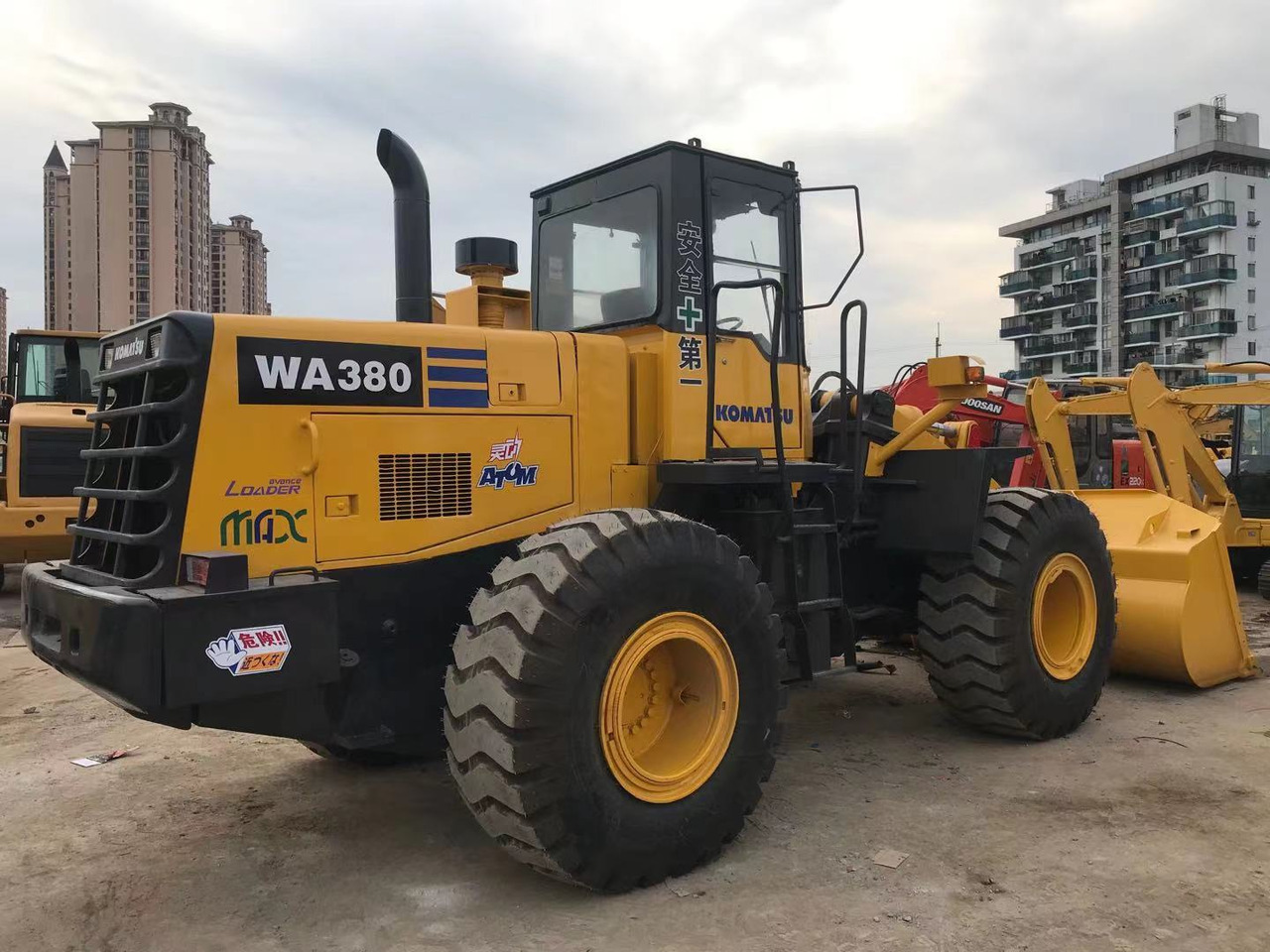 BACKHOE LOADER Certified Pre-Owned Komatsu WA380-3 | Heavy-Duty Loader for Mining/ Construction - Price Negotiable! - Chargeuse sur pneus: photos 2 BACKHOE LOADER Certified Pre-Owned Komatsu WA380-3 | Heavy-Duty Loader for Mining/ Construction - Price Negotiable! - Chargeuse sur pneus: photos 2