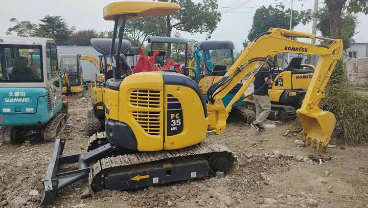 Best Quality Komatsu PC35-2 Used Mini Excavator Earth-moving Machinery in Good Condition - Pelle sur chenille: photos 3 Best Quality Komatsu PC35-2 Used Mini Excavator Earth-moving Machinery in Good Condition - Pelle sur chenille: photos 3