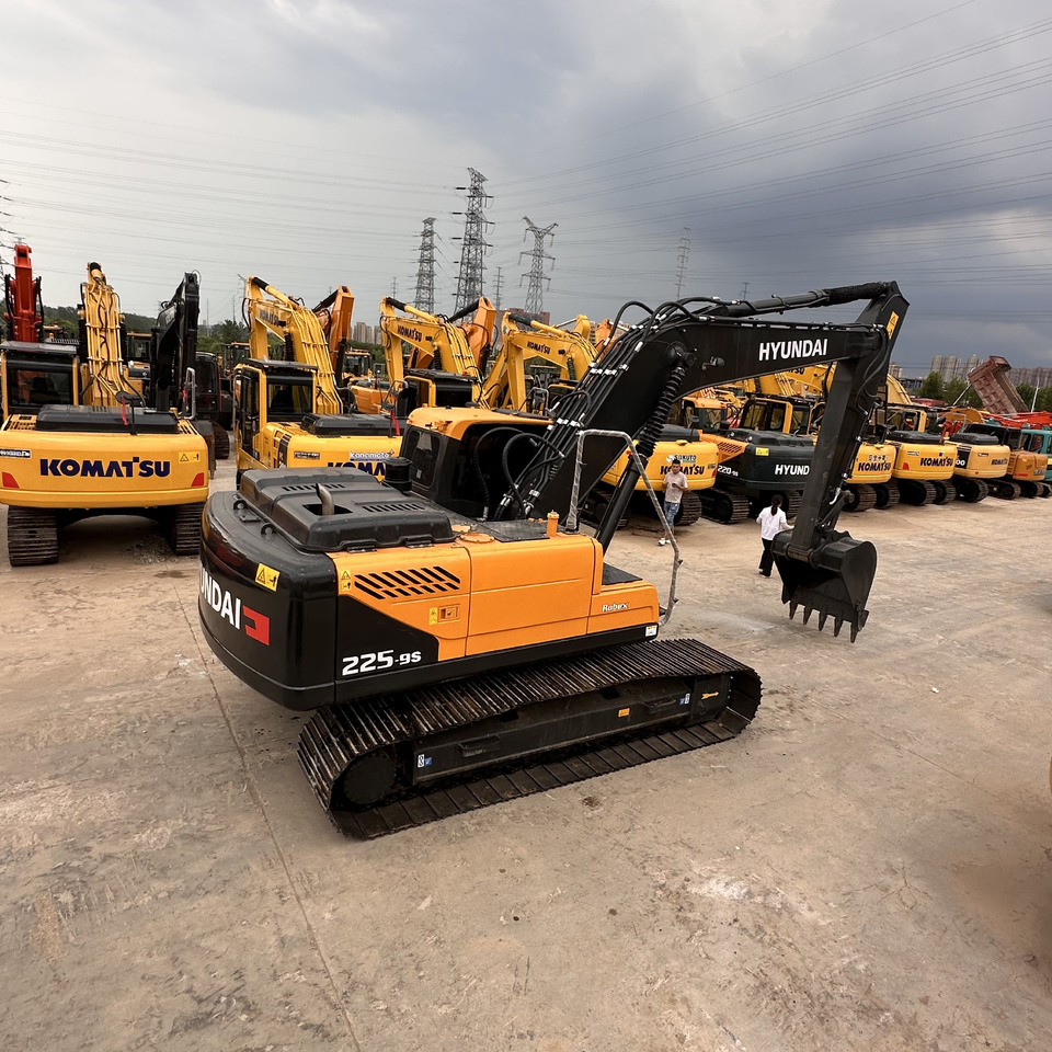 EXCAVATOR Second-hand Korean Hyundai 225-9S Excavator of Excellent Quality Is on Hot Sale at a Low Price - Mini pelle: photos 2 EXCAVATOR Second-hand Korean Hyundai 225-9S Excavator of Excellent Quality Is on Hot Sale at a Low Price - Mini pelle: photos 2