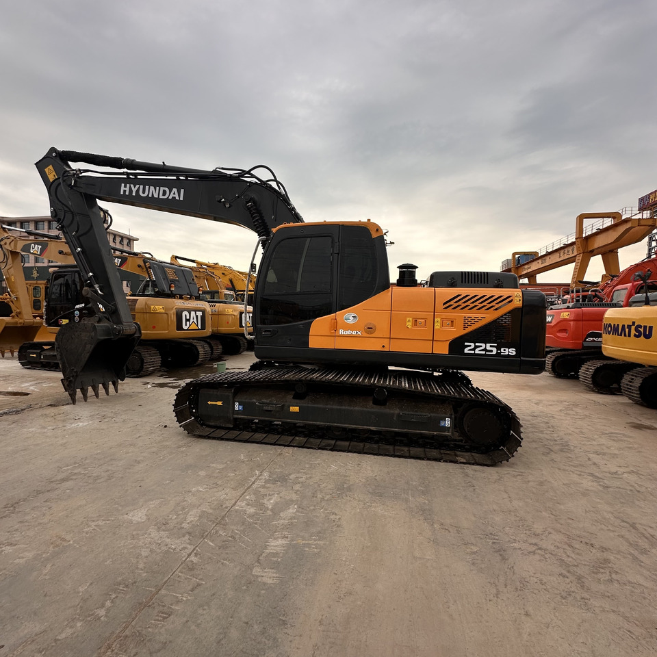 EXCAVATOR Second-hand Korean Hyundai 225-9S Excavator of Excellent Quality Is on Hot Sale at a Low Price - Mini pelle: photos 3 EXCAVATOR Second-hand Korean Hyundai 225-9S Excavator of Excellent Quality Is on Hot Sale at a Low Price - Mini pelle: photos 3
