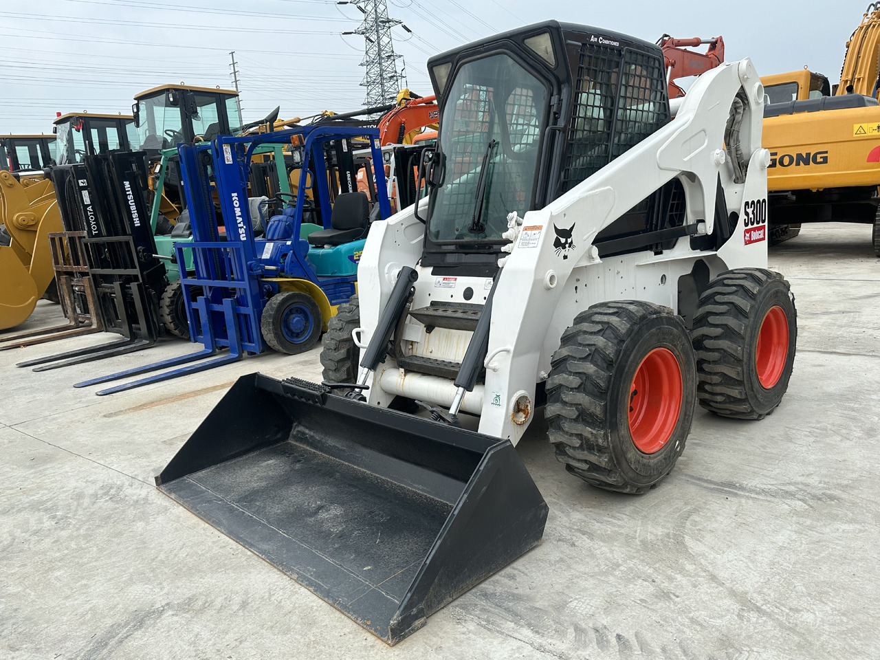 Second hand Hot sale skid-steers Bobcat S300 - Mini chargeuse: photos 1 Second hand Hot sale skid-steers Bobcat S300 - Mini chargeuse: photos 1