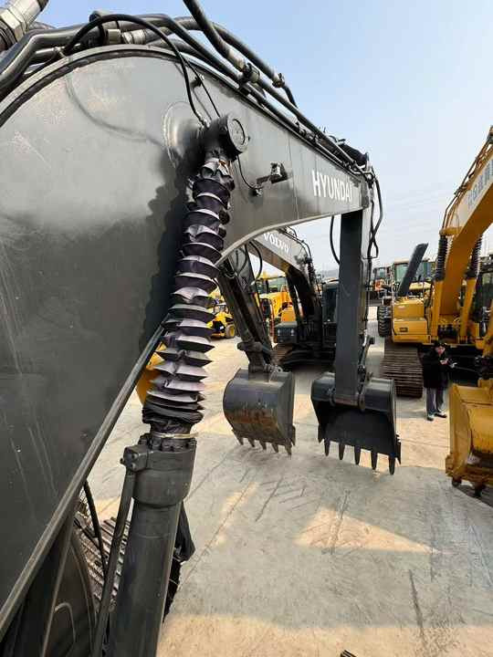 Used 22 Ton Korea Brand Hyundai 220LC-9S Used Excavator for Sale Hyundai 210 215 220 305 Excavators for Sale in China - Pelle: photos 5 Used 22 Ton Korea Brand Hyundai 220LC-9S Used Excavator for Sale Hyundai 210 215 220 305 Excavators for Sale in China - Pelle: photos 5