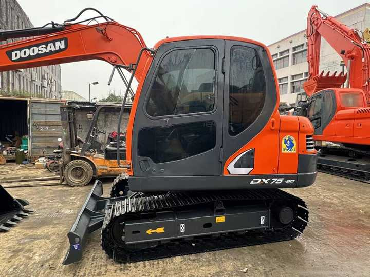 Used Digger DOOSAN DX75 Construction Machinery Construction Digger Used DOOSAN DX75 Cheap Excavator - Pelle sur chenille: photos 4 Used Digger DOOSAN DX75 Construction Machinery Construction Digger Used DOOSAN DX75 Cheap Excavator - Pelle sur chenille: photos 4